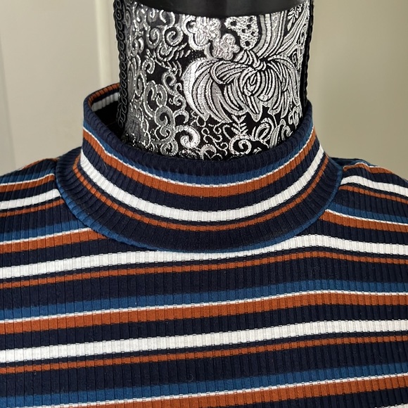 SHEIN shirt - Picture 3 of 4